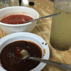 Restaurante Linda Vista - Las salsas son picantes, especialmente la oscura.