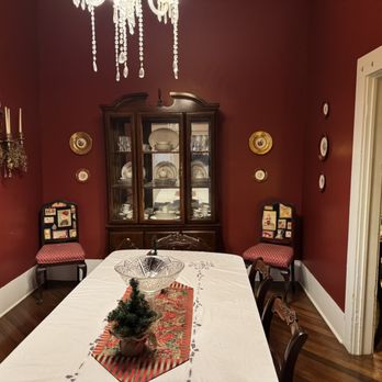 Bridges-Hall Manor - Dining room. Great breakfasts are enjoyed here! - Bed & Breakfast Near Me - Houston, Mississippi