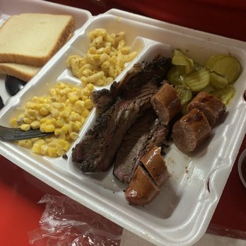 Outlaws BBQ - Brisket, jalapeño-cheese sausage, corn, mac&cheese - Barbeque Near Me - Giddings, Texas