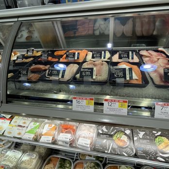 Publix - a display case filled with different types of food - Grocery Near Me - Tallahassee, Florida