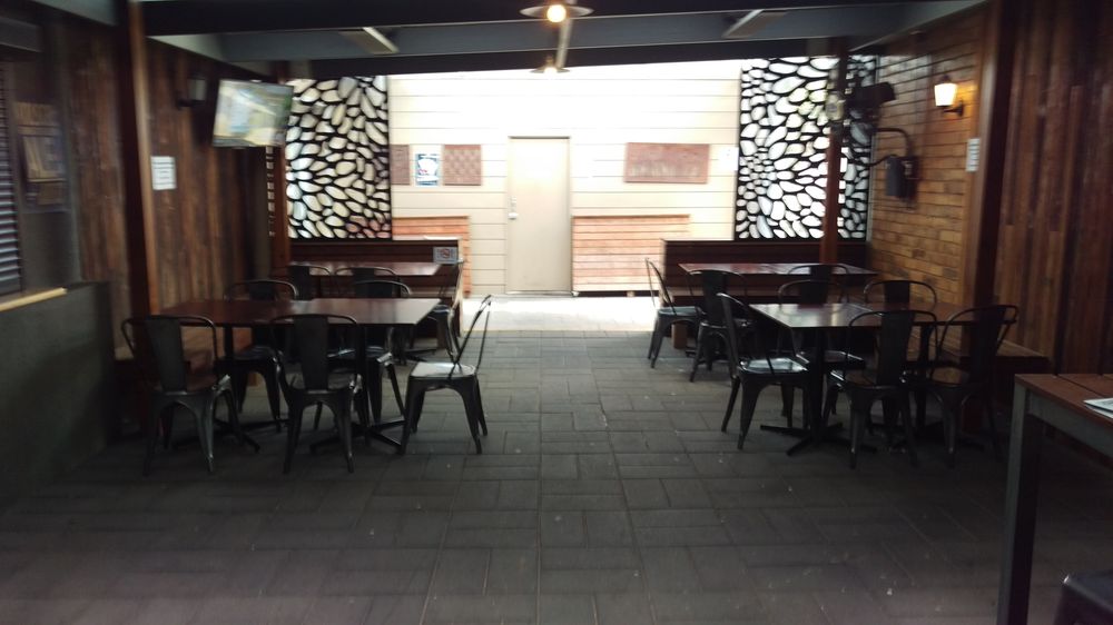 BALL COURT HOTEL Updated May 2024 10 Photos 60 Macedon St