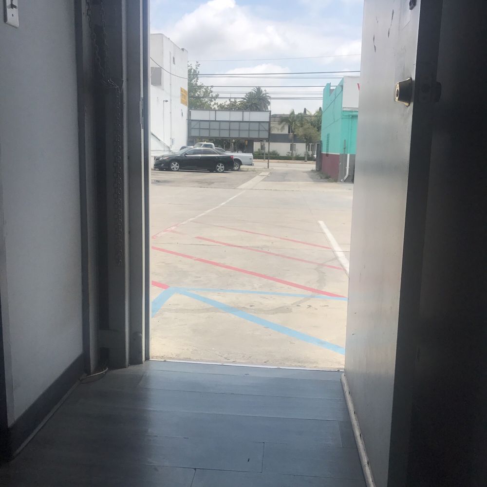 AA Smogs - Parking Lot - Smog Check Stations Near Me - Los Angeles, California