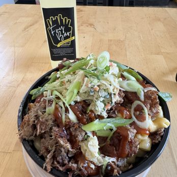 Fry Bar - The Oink with Mac & Cheese and Lemonade - Fast Food Near Me - Pittsburgh, Pennsylvania