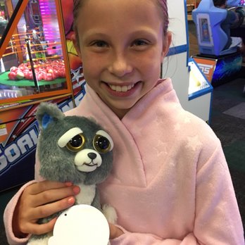 Chuck E. Cheese - 6000 pts for cute dog - Pizza Near Me - North Olmsted, Ohio