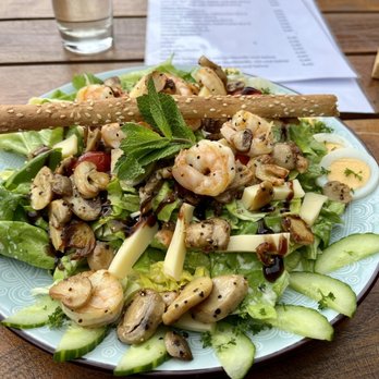 Weingut Weyell - Salat mit Garnelen, Gouda und Honig Senf Dressing (12,10€) - Bars Near Me - Dexheim, RP