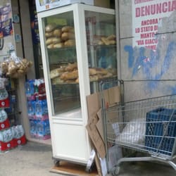 Al Piccolo - La vetrinetta del pane all'entrata