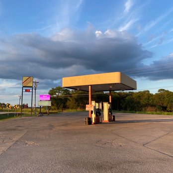 Kahoots - a gas station with a cloudy sky - Convenience Stores Near Me - Afton, Oklahoma