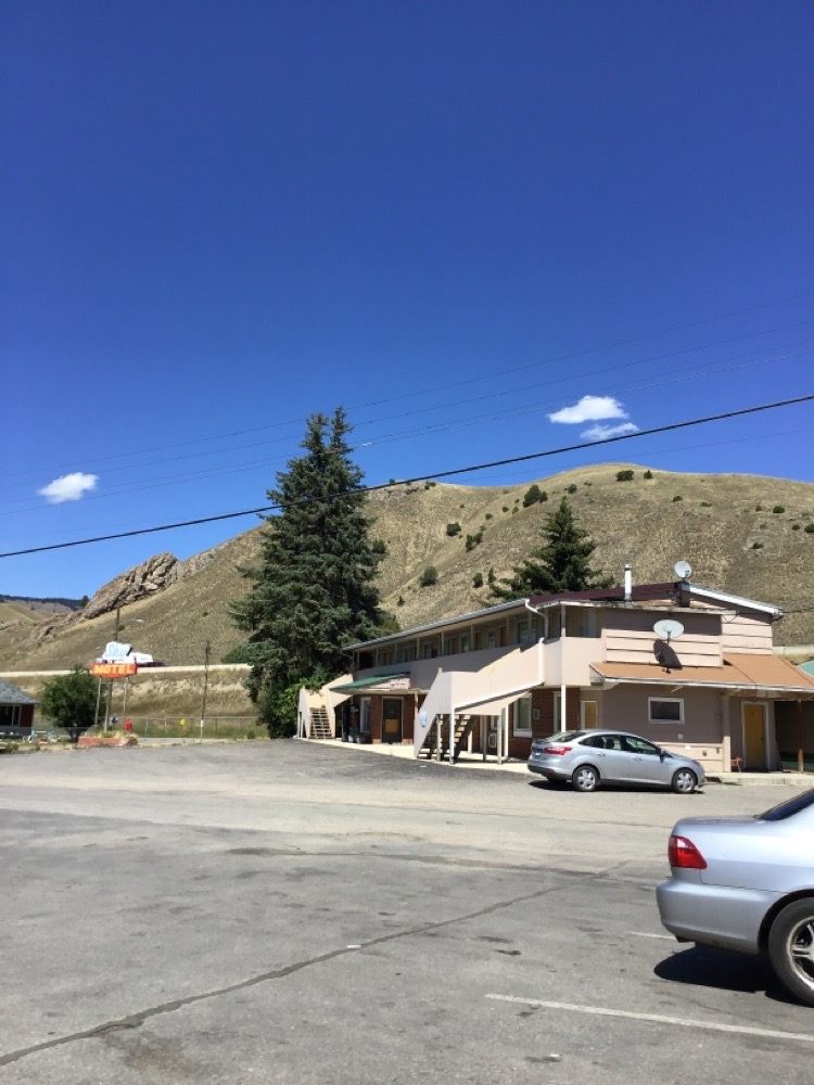 SKY MOTEL Updated September 2024 26 D St, Drummond, Montana