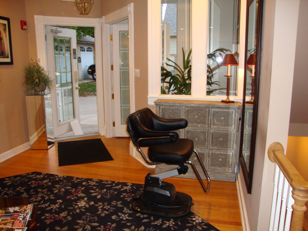 Main Place Salon Logo