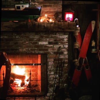 Brown's Wharf - Wonderful fireplace at Brown's Wharf - Wine Bars Near Me - Boothbay Harbor, Maine