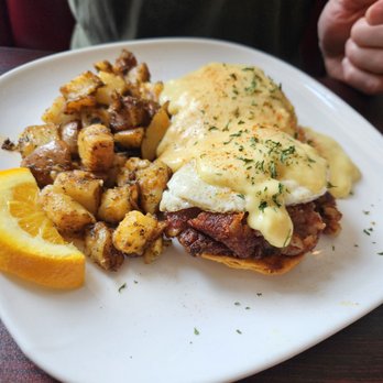 Flat Pennies Kitchen - Sweeneys Benny (Eggs Benedict with corned beef hash) - Breakfast & Brunch Near Me - Willington, Connecticut