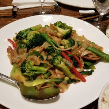 Ginger - Drunken Noodles - Vegetarian - Noodles looks dry - not glazed with sauce as the other photos on here show. - Chinese Near Me - National Harbor, Maryland