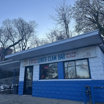 Leno's Clam Bar - Outside view - Seafood Near Me - New Rochelle, New York