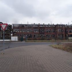 Stiftung Automobile Welt Eisenach - Ich mag das Bild von einem mittlerweile zerfallenen Gebäude gegenüber des Museums.