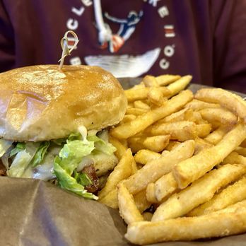 The Loose Goose - a burger and fries on a tray - Pubs Near Me - Windsor, Ontario The Loose Goose - a burger and fries on a tray - Pubs Near Me - Windsor, Ontario