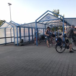 Combi - Grooooosser Fahrradparkplatz vor der Tür