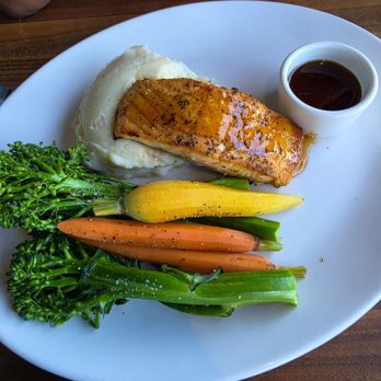 Yard House - Whiskey glazed salmon Parmesan mashed potatoes Broccoliini and carrots - New American Near Me - Elk Grove, California Yard House - Whiskey glazed salmon Parmesan mashed potatoes Broccoliini and carrots - New American Near Me - Elk Grove, California