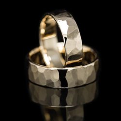 Juwelier Barok - Trauringe in Weissgold,Palladium oder Gold mit gehämmerten Oberfläche
