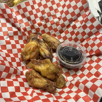 Honey B Hives Restaurant - Wings - Breakfast & Brunch Near Me - Toronto, Ontario