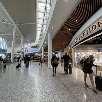 Toronto Pearson Terminal 3 Station - Shops - Airport Terminals Near Me - Mississauga, Ontario