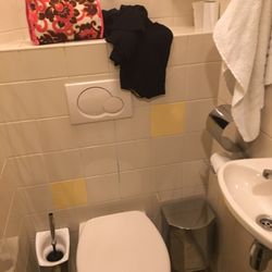 International Budget Hostel - Small bathrooms