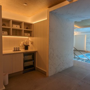 Guerlain Spa - Lounge on pool floor - Day Spas Near Me - Montreal, Quebec