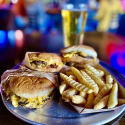 Joe's Pub - Pub burgers. Crinkles. Beers.