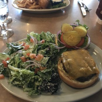 Buck's American Restaurant - Burger and salad - very good - Cocktail Bars Near Me - Everett, Washington