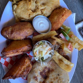 L'Roco Grill - Pupusa  Yuca frita con chicharrón  Pastelito Tamale  Empanada  Tamale frito de elote - Salvadoran Near Me - San Jose, California
