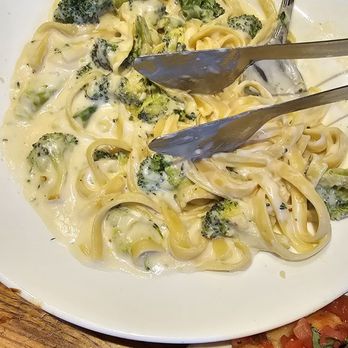 Giordano's - Fettuccine Alfredo with broccoli - Pizza Near Me - Indianapolis, Indiana