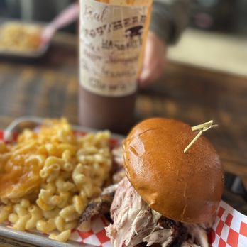 Angry Barnyard BBQ - pulled pork sandwich with macaroni and cheese - Barbeque Near Me - Bakersfield, California Angry Barnyard BBQ - pulled pork sandwich with macaroni and cheese - Barbeque Near Me - Bakersfield, California