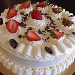Der Apfelstrudel - Notre "fraisier" allemand.
Génoise vanille, chantilly et fraises fraîches.