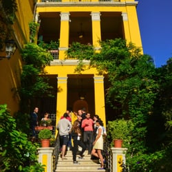 Torre di Babele - L'entrata della scuola