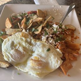 Chilaquiles rojos con huevo y papas Chilaquiles rojos con huevo y papas