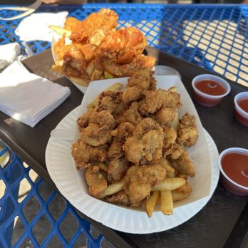 Johnny's Reef Restaurant - Fried oysters and fried lobster tails - Seafood Near Me - Bronx, New York