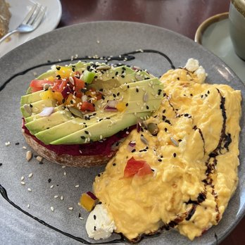 Mischief On Guyton - avo smash with beat hummus - Breakfast & Brunch Near Me - Whanganui, MWT Mischief On Guyton - avo smash with beat hummus - Breakfast & Brunch Near Me - Whanganui, MWT