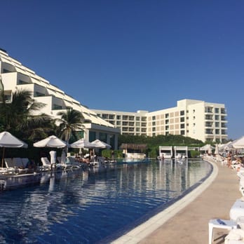 Live Aqua Resort - View of one of 7 pools, each maintained at different temperatures from 82 to 92. Plus a hot tub at 97. - Resorts Near Me - Cancún, ROO