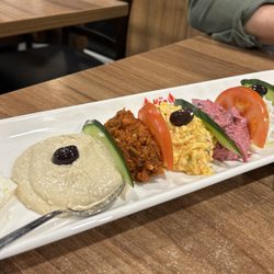 Köz Anatolische Spezialitäten - Mit gekipptem Kartoffelsalat: "Gemischte kalte Vorspeisen (Karisik Meze)".