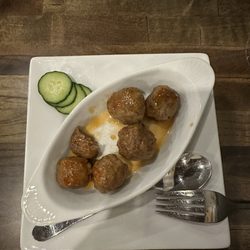 Capri Cellars - Small bite, chicken meatballs and a yummy sauce