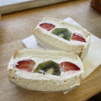 Daily Whisk Matcha - Fresh fruit sando - Cafes Near Me - Honolulu, Hawaii