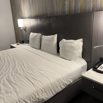 Vanllee Hotel & Suites - Pillows are small - Hotels Near Me - Covina, California