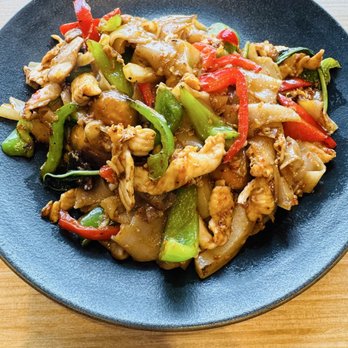 Mana Thai Kitchen - Pad Kee Mao (Drunken Noodle) is like original thai - Thai Near Me - Houston, Texas