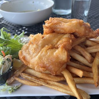 Bacari Social - Beautiful flaky fish and crunchy chips. Wish everyone made them this well! - Italian Near Me - Westbrook, Connecticut