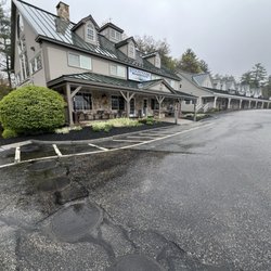 Stockhouse Restaurant & Sandbar Pub - The view from outside on a rainy day in May