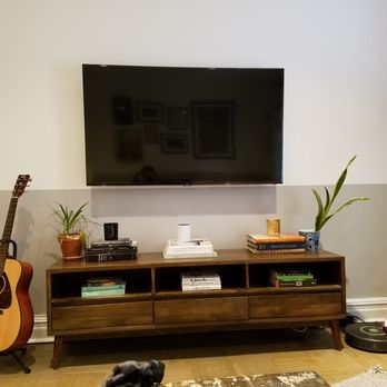 Hambleton Painting - Here we used a laser level to create a perfectly level accent below the TV. - Painters Near Me Hambleton Painting - Here we used a laser level to create a perfectly level accent below the TV. - Painters Near Me