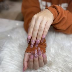 Seven Heaven Nails & Spa - Manicure with flowers