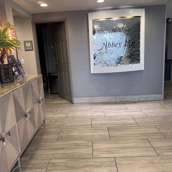 Abbey Inn & Suites - Reception area with waterfall window. Very nice. - Hotels Near Me - Cedar City, Utah