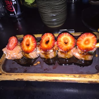 Mori Ohta Sushi - Salmon roll with strawberry - Japanese Near Me - São Paulo, SP Mori Ohta Sushi - Salmon roll with strawberry - Japanese Near Me - São Paulo, SP