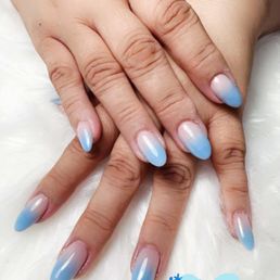 Ombré airbrush summer nails looks like cotton candy