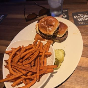 Yard House - Cheeseburger Sliders - Vegetarian Near Me - San Diego, California Yard House - Cheeseburger Sliders - Vegetarian Near Me - San Diego, California